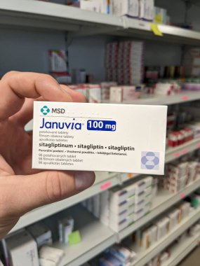 Prag, Çek Cumhuriyeti-7 Ağustos 2024: Tip 2 diyabet tedavisinde kullanılan MERCK tarafından SITAGLIPTIN aktif maddeyle birlikte JANUVIA ilaç kutusu