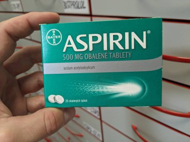 Prag, Çek Cumhuriyeti - 25 Ağustos 2024: BAYER tarafından kullanılan ACETYLSALICYLIC ACID ile ASPIRIN ilaç kutusu, ağrı kesici, ateş azaltma ve kardiyovasküler hastalıkların önlenmesi için kullanılır.
