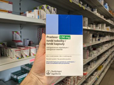 Prag, Çek Cumhuriyeti - 28 Haziran 2024: Boehringer Ingelheim 'ın Dabigatran etexilate maddesi ile PRADAXA ilaç kutusu, felç önleme, atriyal fibrilasyon ve kan pıhtılaşması tresi için kullanılır.