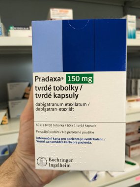 Prag, Çek Cumhuriyeti - 28 Haziran 2024: Boehringer Ingelheim 'ın Dabigatran etexilate maddesi ile PRADAXA ilaç kutusu, felç önleme, atriyal fibrilasyon ve kan pıhtılaşması tresi için kullanılır.