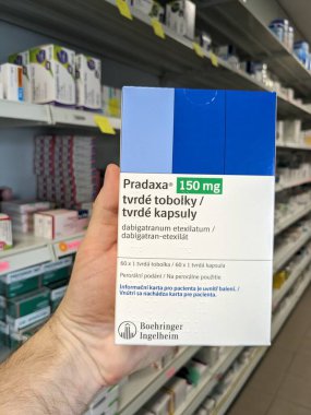 Prag, Çek Cumhuriyeti - 28 Haziran 2024: Boehringer Ingelheim 'ın Dabigatran etexilate maddesi ile PRADAXA ilaç kutusu, felç önleme, atriyal fibrilasyon ve kan pıhtılaşması tresi için kullanılır.