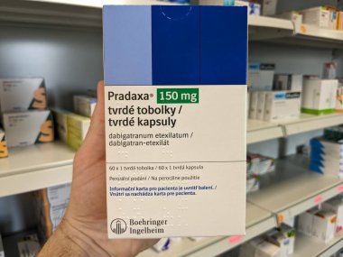 Prag, Çek Cumhuriyeti - 28 Haziran 2024: Boehringer Ingelheim 'ın Dabigatran etexilate maddesi ile PRADAXA ilaç kutusu, felç önleme, atriyal fibrilasyon ve kan pıhtılaşması tresi için kullanılır.