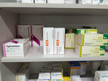 Prag, Çek Cumhuriyeti-17 Haziran 2024: Bristol-Myers Squibb tarafından Apixaban aktif maddesiyle birlikte ELIQUIS kutusu, Venöz tromboembolizm, Atrial fibrilasyon, Stroke önleme, DVT, PE