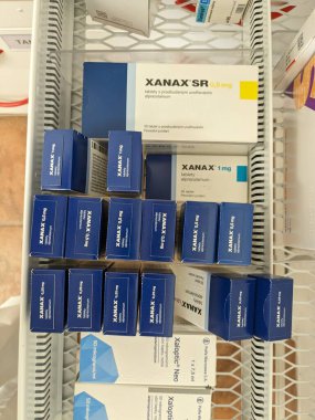 Prag, Çek Cumhuriyeti-7 Ağustos 2024: Pfizer 'ın Alprazolam aktif maddesiyle birlikte Xanax ilaç kutusu, anksiyete ve panik bozukluklarının tedavisinde kullanılır.