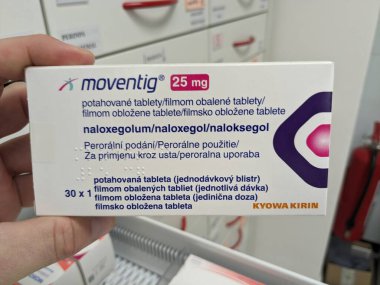 Prag, Çek Cumhuriyeti-10 Ağustos 2024: İçinde NALOXEGOL aktif maddesi bulunan ve opioid kaynaklı kabızlığın tedavisinde kullanılan MOVENTIG tablet kutusu.