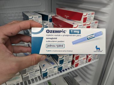 Prag, Çek Cumhuriyeti - 4 Ağustos 2024: Ozempic Box. Ozempik ilacın Çek versiyonu. Çek Cumhuriyeti 'nde diyabet tedavisi. Bir paket semaglutid. Diyabet ilacı. Bazen kilo vermek için kullanılıyor.