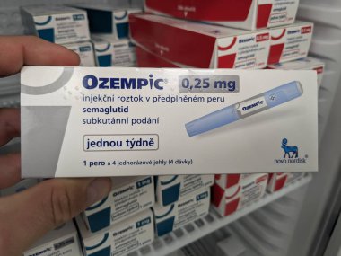 Prag, Çek Cumhuriyeti - 4 Ağustos 2024: Ozempic Box. Ozempik ilacın Çek versiyonu. Çek Cumhuriyeti 'nde diyabet tedavisi. Bir paket semaglutid. Diyabet ilacı. Bazen kilo vermek için kullanılıyor.