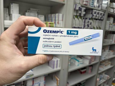 Prag, Çek Cumhuriyeti - 4 Ağustos 2024: Ozempic Box. Ozempik ilacın Çek versiyonu. Çek Cumhuriyeti 'nde diyabet tedavisi. Bir paket semaglutid. Diyabet ilacı. Bazen kilo vermek için kullanılıyor.