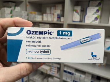 Prag, Çek Cumhuriyeti - 4 Ağustos 2024: Ozempic Box. Ozempik ilacın Çek versiyonu. Çek Cumhuriyeti 'nde diyabet tedavisi. Bir paket semaglutid. Diyabet ilacı. Bazen kilo vermek için kullanılıyor.