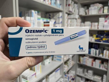 Prag, Çek Cumhuriyeti - 4 Ağustos 2024: Ozempic Box. Ozempik ilacın Çek versiyonu. Çek Cumhuriyeti 'nde diyabet tedavisi. Bir paket semaglutid. Diyabet ilacı. Bazen kilo vermek için kullanılıyor.