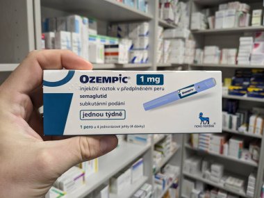 Prag, Çek Cumhuriyeti - 4 Ağustos 2024: Ozempic Box. Ozempik ilacın Çek versiyonu. Çek Cumhuriyeti 'nde diyabet tedavisi. Bir paket semaglutid. Diyabet ilacı. Bazen kilo vermek için kullanılıyor.
