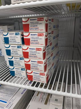 Prag, Çek Cumhuriyeti - 4 Ağustos 2024: Ozempic Box. Ozempik ilacın Çek versiyonu. Çek Cumhuriyeti 'nde diyabet tedavisi. Bir paket semaglutid. Diyabet ilacı. Bazen kilo vermek için kullanılıyor.