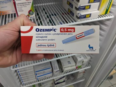 Prag, Çek Cumhuriyeti - 4 Ağustos 2024: Ozempic Box. Ozempik ilacın Çek versiyonu. Çek Cumhuriyeti 'nde diyabet tedavisi. Bir paket semaglutid. Diyabet ilacı. Bazen kilo vermek için kullanılıyor.