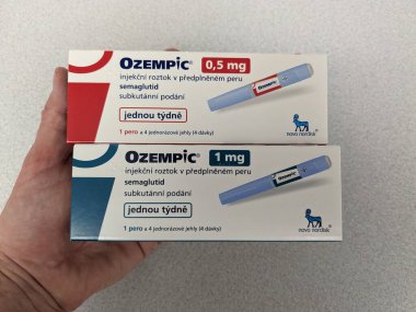 Prag, Çek Cumhuriyeti - 4 Ağustos 2024: Ozempic Box. Ozempik ilacın Çek versiyonu. Çek Cumhuriyeti 'nde diyabet tedavisi. Bir paket semaglutid. Diyabet ilacı. Bazen kilo vermek için kullanılıyor.