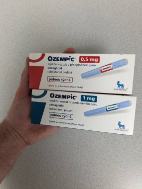 Prag, Çek Cumhuriyeti - 4 Ağustos 2024: Ozempic Box. Ozempik ilacın Çek versiyonu. Çek Cumhuriyeti 'nde diyabet tedavisi. Bir paket semaglutid. Diyabet ilacı. Bazen kilo vermek için kullanılıyor.