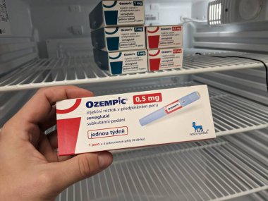 Prag, Çek Cumhuriyeti - 4 Ağustos 2024: Ozempic Box. Ozempik ilacın Çek versiyonu. Çek Cumhuriyeti 'nde diyabet tedavisi. Bir paket semaglutid. Diyabet ilacı. Bazen kilo vermek için kullanılıyor.