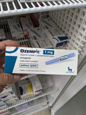 Prag, Çek Cumhuriyeti - 4 Ağustos 2024: Ozempic Box. Ozempik ilacın Çek versiyonu. Çek Cumhuriyeti 'nde diyabet tedavisi. Bir paket semaglutid. Diyabet ilacı. Bazen kilo vermek için kullanılıyor.