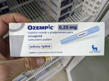 Prag, Çek Cumhuriyeti - 4 Ağustos 2024: Ozempic Box. Ozempik ilacın Çek versiyonu. Çek Cumhuriyeti 'nde diyabet tedavisi. Bir paket semaglutid. Diyabet ilacı. Bazen kilo vermek için kullanılıyor.