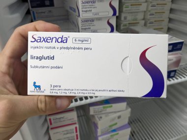 Prag, Çek Cumhuriyeti-7 Ağustos 2024: Obezite tedavisinde kullanılan NOVO NORDISK tarafından LIRAGLUTIDE aktif maddeyle SAXENDA ilaç kutusu