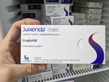 Prag, Çek Cumhuriyeti-7 Ağustos 2024: Obezite tedavisinde kullanılan NOVO NORDISK tarafından LIRAGLUTIDE aktif maddeyle SAXENDA ilaç kutusu