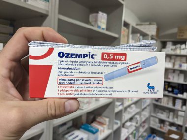 Prag, Çek Cumhuriyeti - 4 Ağustos 2024: Ozempic Box. Ozempik ilacın Çek versiyonu. Çek Cumhuriyeti 'nde diyabet tedavisi. Bir paket semaglutid. Diyabet ilacı. Bazen kilo vermek için kullanılıyor.