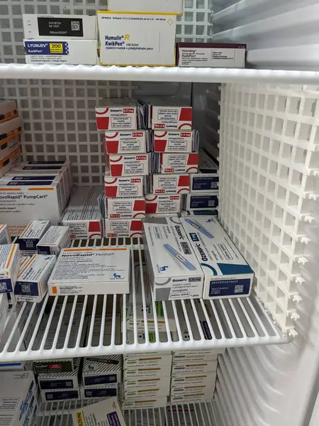 Prag, Çek Cumhuriyeti - 4 Ağustos 2024: Ozempic Box. Ozempik ilacın Çek versiyonu. Çek Cumhuriyeti 'nde diyabet tedavisi. Bir paket semaglutid. Diyabet ilacı. Bazen kilo vermek için kullanılıyor.