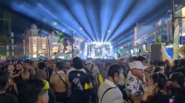 Siem Reap, Kamboçya-Nisan 13 2023: Khmer Yeni Yıl Kutlaması, Songkran Su Festivali 'nin Siem Reap Pub Caddesi' ndeki parti zamanı, bu büyük açık deniz savaşında parti yapan ve su vuran bir grup insan.