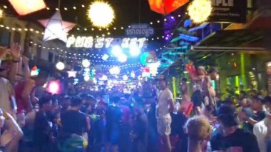 Siem Reap, Kamboçya-Nisan 13 2023: Khmer Yeni Yıl Kutlaması, Songkran Su Festivali 'nin Siem Reap Pub Caddesi' ndeki parti zamanı, bu büyük açık deniz savaşında parti yapan ve su vuran bir grup insan.