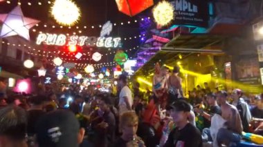 Siem Reap, Kamboçya-Nisan 13 2023: Khmer Yeni Yıl Kutlaması, Songkran Su Festivali 'nin Siem Reap Pub Caddesi' ndeki parti zamanı, bu büyük açık deniz savaşında parti yapan ve su vuran bir grup insan.