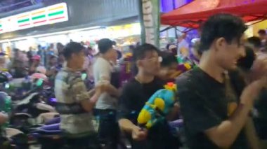 Siem Reap, Kamboçya-Nisan 13 2023: Khmer Yeni Yıl Kutlaması, Songkran Su Festivali 'nin Siem Reap Pub Caddesi' ndeki parti zamanı, bu büyük açık deniz savaşında parti yapan ve su vuran bir grup insan.