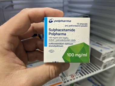Prag, Çek Cumhuriyeti - 7 Ağustos 2024: POLPHACETAMIDE POLPHARMA göz enfeksiyonları için kullanılan POLPHACETAMIDE aktif madde ile göz damlası.