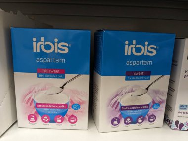 Prag, Çek Cumhuriyeti-10 Ağustos 2024: ASPARTAME aktif maddesi içeren IRBIS ASPARTAM kutusu, şeker ikamesi, düşük kalorili diyet.