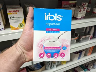 Prag, Çek Cumhuriyeti-10 Ağustos 2024: ASPARTAME aktif maddesi içeren IRBIS ASPARTAM kutusu, şeker ikamesi, düşük kalorili diyet.