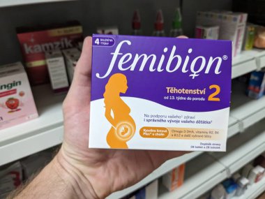 Prag, Çek Cumhuriyeti-7 Ağustos 2024: FEMIBION 2 kutu dolusu hamilelik desteği MERCK tarafından FOLIC ACID ve DHA ile desteklendi, anne sağlığı ve beslenme desteği için kullanıldı.