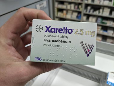 Prag, Çek Cumhuriyeti-7 Ağustos 2024: BAYER 'in RİVAROXABAN aktif maddesiyle dolu XARELTO kutusu, felç, derin ven trombozu, akciğer embolisi