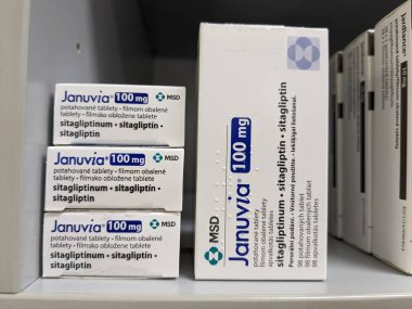 Prag, Çek Cumhuriyeti-7 Ağustos 2024: Tip 2 diyabet tedavisinde kullanılan MERCK tarafından SITAGLIPTIN aktif maddeyle birlikte JANUVIA ilaç kutusu