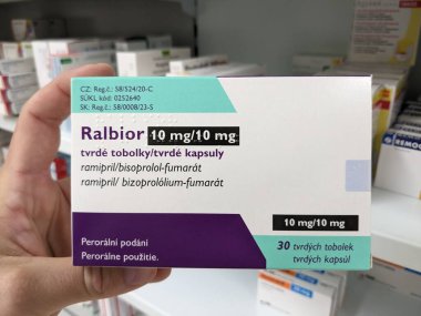 Prag, Çek Cumhuriyeti-10 Ağustos 2024: RAMIPRIL ve BISOPROLOL aktif maddelerle dolu RALIBOR tablet kutusu, hipertansiyon, kalp yetmezliği, kardiyovasküler sağlık tedavisinde kullanılır.