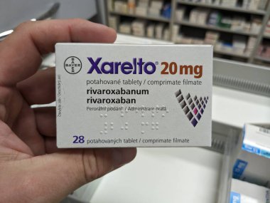 Prag, Çek Cumhuriyeti-7 Ağustos 2024: BAYER 'in RİVAROXABAN aktif maddesiyle dolu XARELTO kutusu, felç, derin ven trombozu, akciğer embolisi