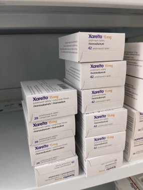 Prag, Çek Cumhuriyeti-7 Ağustos 2024: BAYER 'in RİVAROXABAN aktif maddesiyle dolu XARELTO kutusu, felç, derin ven trombozu, akciğer embolisi