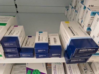 Prag, Çek Cumhuriyeti-7 Ağustos 2024: PFIZER tarafından kullanılan XANAX kutu dolusu ALPRAZOLAM aktif madde, anksiyete tedavisi, panik bozukluğu.