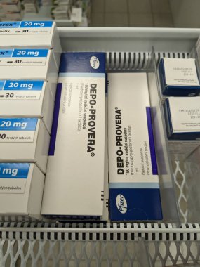 Prag, Çek Cumhuriyeti-Ağustos 7 2024: MEDROXYPROGESTERON aktif maddeyle DEPO-PROVERA ilaç kutusu
