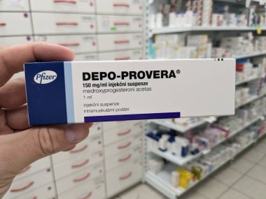 Prag, Çek Cumhuriyeti-Ağustos 7 2024: MEDROXYPROGESTERON aktif maddeyle DEPO-PROVERA ilaç kutusu
