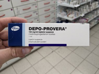 Prag, Çek Cumhuriyeti-Ağustos 7 2024: MEDROXYPROGESTERON aktif maddeyle DEPO-PROVERA ilaç kutusu