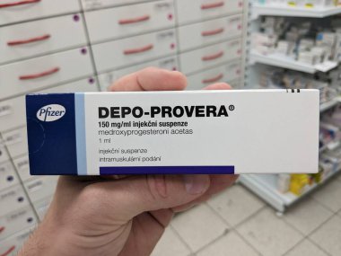 Prag, Çek Cumhuriyeti-Ağustos 7 2024: MEDROXYPROGESTERON aktif maddeyle DEPO-PROVERA ilaç kutusu
