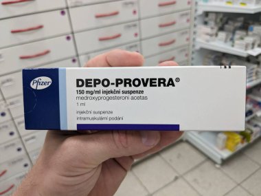 Prag, Çek Cumhuriyeti-Ağustos 7 2024: MEDROXYPROGESTERON aktif maddeyle DEPO-PROVERA ilaç kutusu