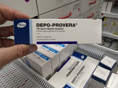Prag, Çek Cumhuriyeti-Ağustos 7 2024: MEDROXYPROGESTERON aktif maddeyle DEPO-PROVERA ilaç kutusu