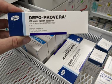 Prag, Çek Cumhuriyeti-Ağustos 7 2024: MEDROXYPROGESTERON aktif maddeyle DEPO-PROVERA ilaç kutusu