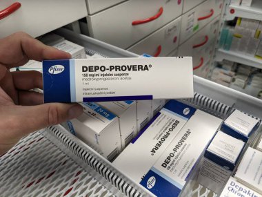 Prag, Çek Cumhuriyeti-Ağustos 7 2024: MEDROXYPROGESTERON aktif maddeyle DEPO-PROVERA ilaç kutusu