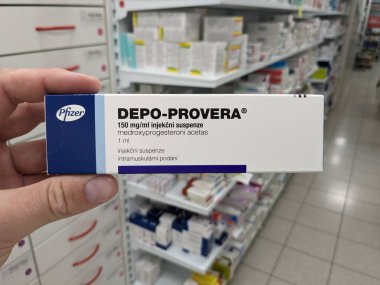 Prag, Çek Cumhuriyeti-Ağustos 7 2024: MEDROXYPROGESTERON aktif maddeyle DEPO-PROVERA ilaç kutusu