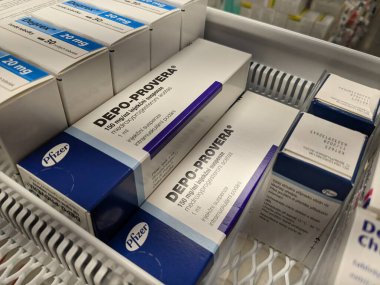 Prag, Çek Cumhuriyeti-Ağustos 7 2024: MEDROXYPROGESTERON aktif maddeyle DEPO-PROVERA ilaç kutusu